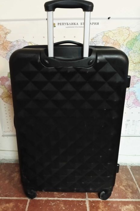 Куфар голям твърд с дръжка на колела