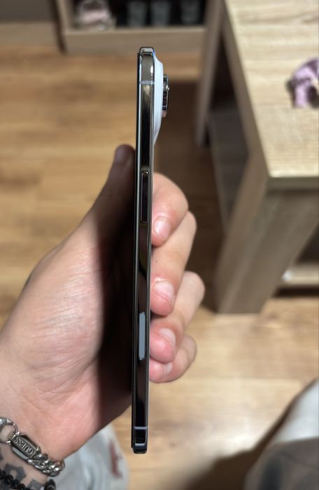 Vand Iphone AIR impecabil cu incarcator si fir negociabil