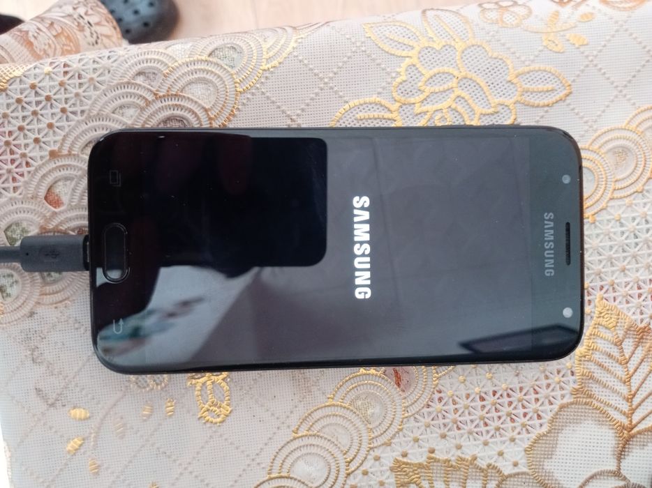Televizor și telefon Samsung ambele