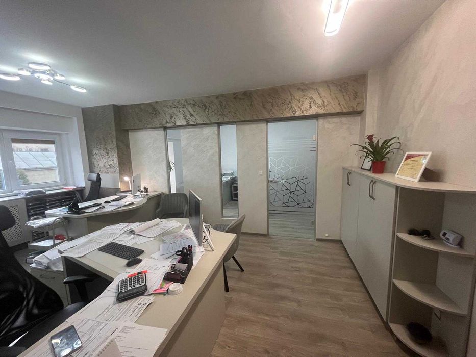 Birou ultracentral,doi in unu