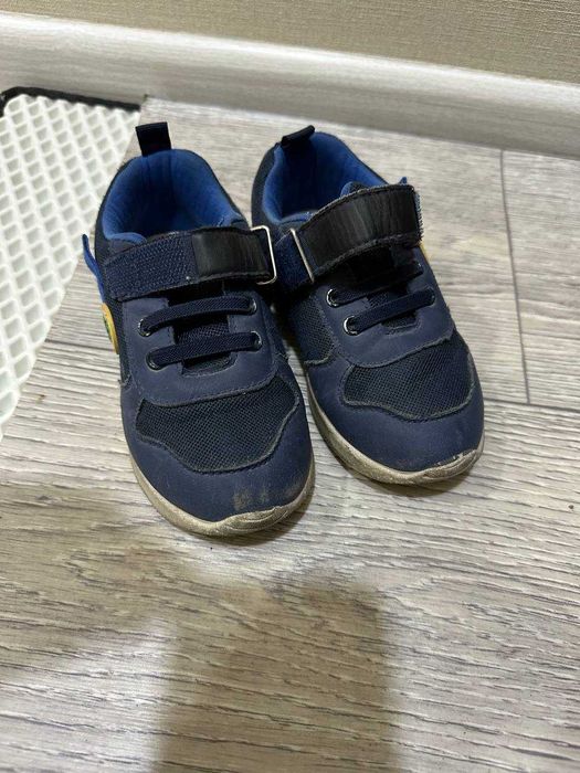 ПРодам кроссовка 26 размер на мальчика