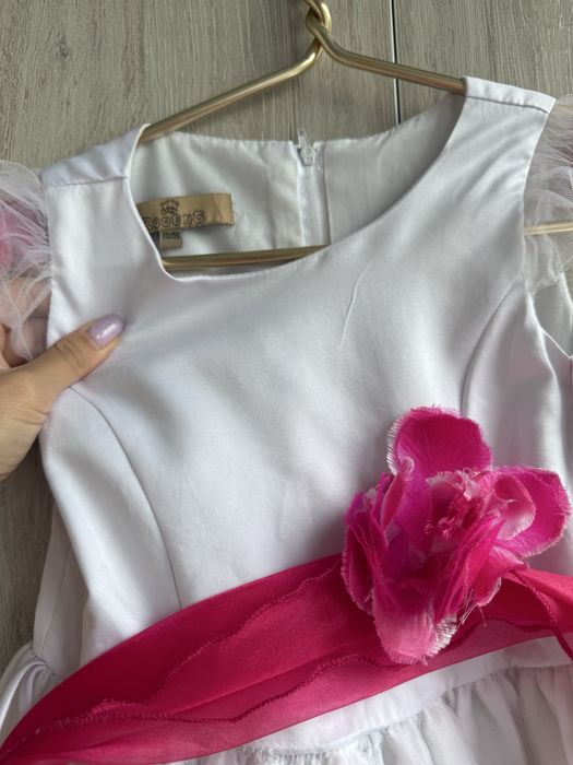 Продам нарядные платья на девочку 5-7 лет