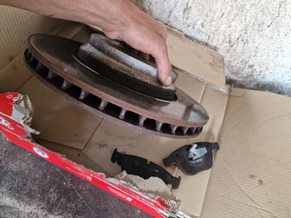 Bmw 335d спирачни дискове с накладки