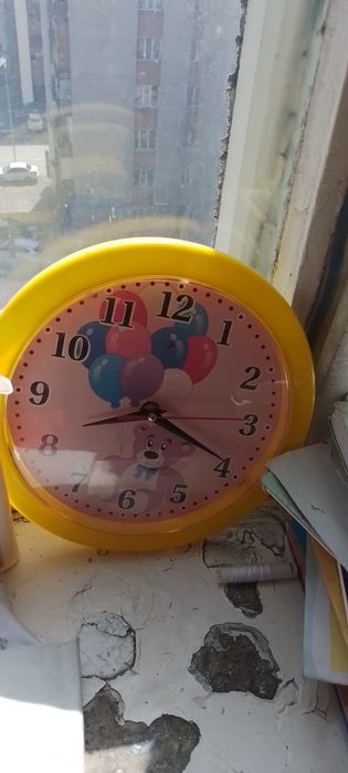 Отдам часы и хлебницу