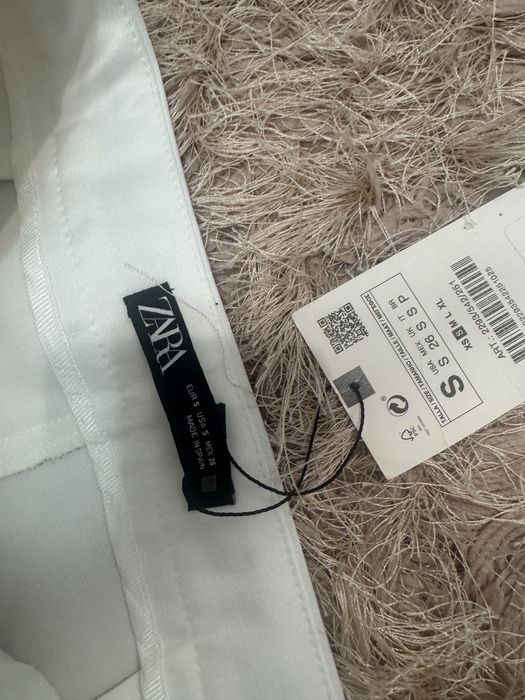 Pantaloni conici albi eleganti cu vipusca talie inalta Zara marimea XS