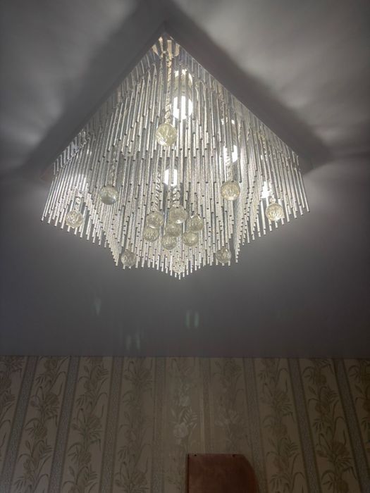 Продам люстры и гардины