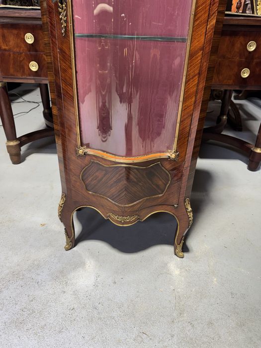 Vitrina din lemn masiv cu intarsii si elemente bronz