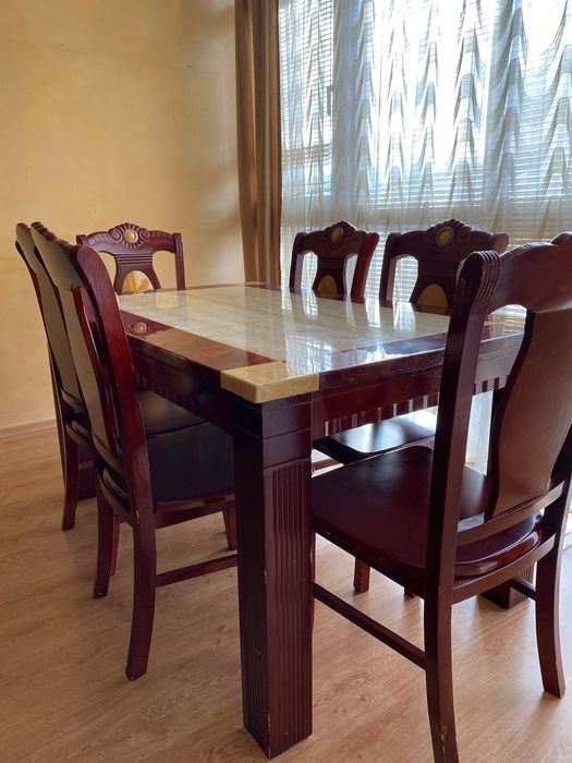 Трапезна маса и шест стола от естествено дърво