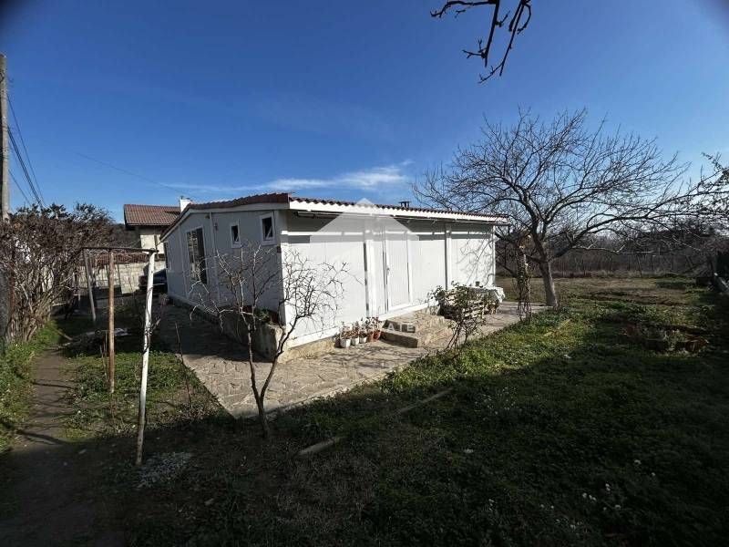 Едноетажна, обзаведена, сглобяема къща за продажба, с двор, в горната