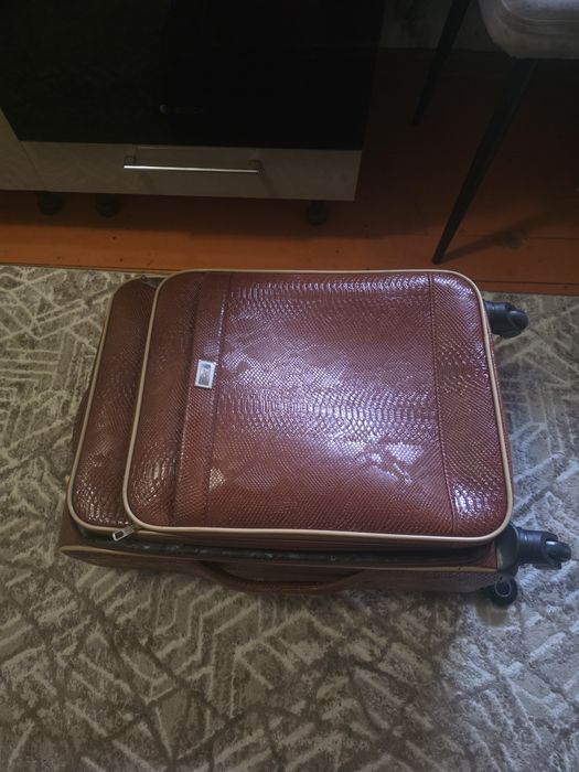 Продам отличный чемодан