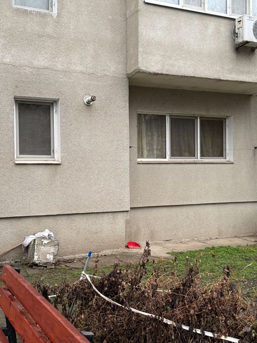 Vând garsonieră la parter