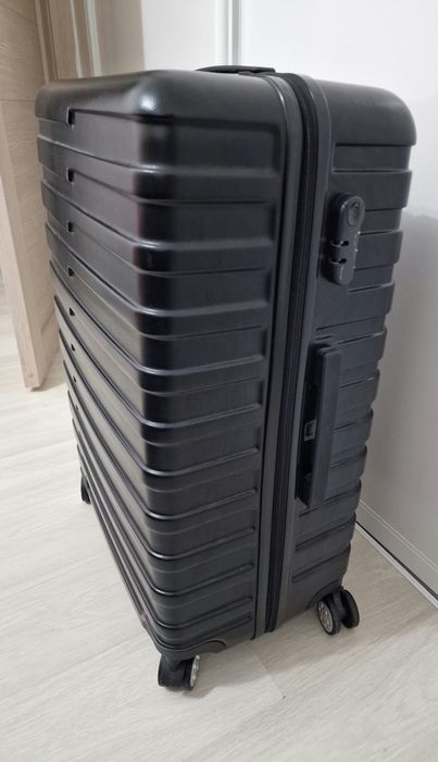 Продам средний чемодан 24