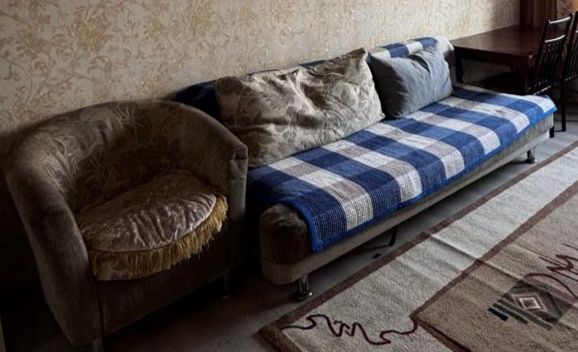 Диван с креслом и подушками