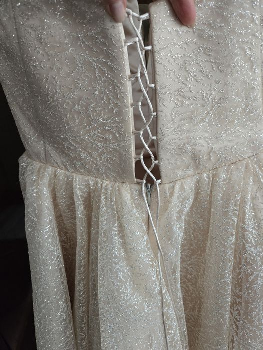 Бална рокля в шампанско.