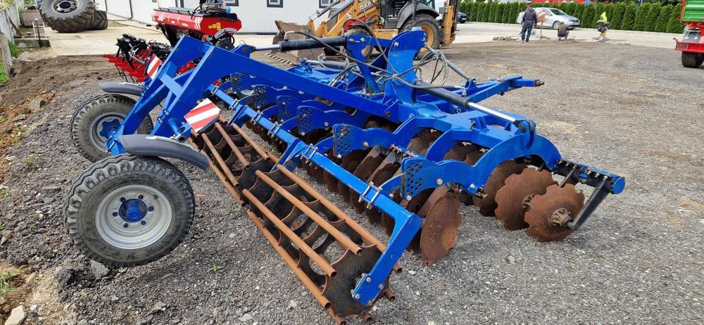 Disc agricol polonez 5 metri semitractat, rabatabil hidraulic, cu tăvălug