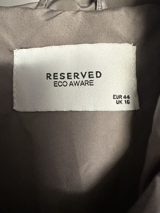 Geacă lungă de damă, design modern și rafinat