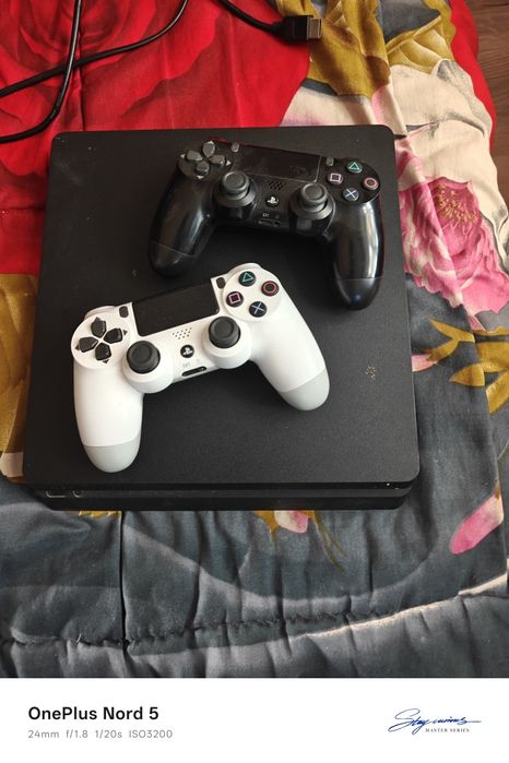 Продам приставку  ps 4