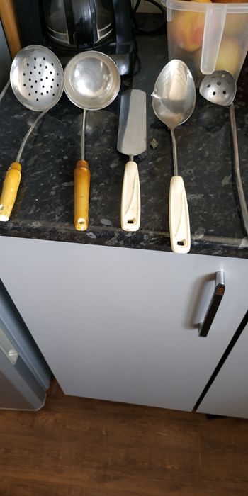 Столовые приборы и кухонные