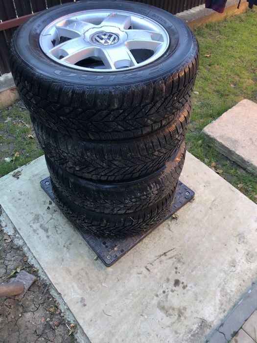 Vând cauciucuri de iarnă vw golf4 195/65/15