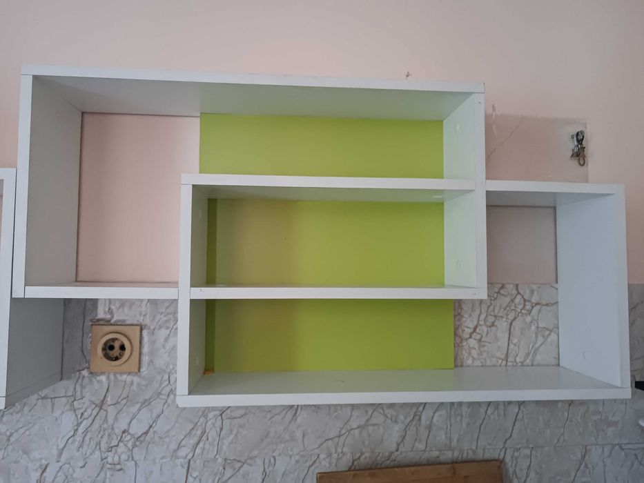 Етажерка бяло и зелено