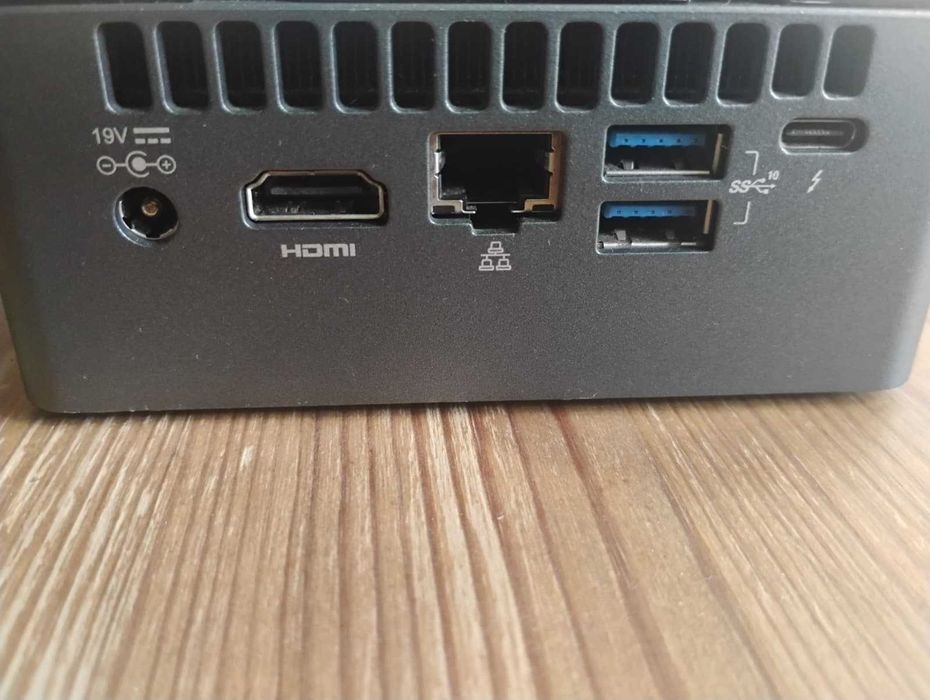 Mini PC Intel BOXNUC8i3BEH2 (fără cablu de alimentare)