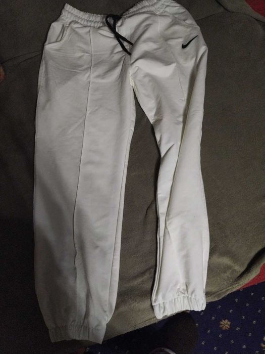 Дамски трикотажен панталон NIKE – комфорт и стил в едно!