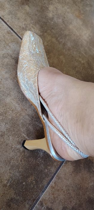 Pantofi eleganti aurii