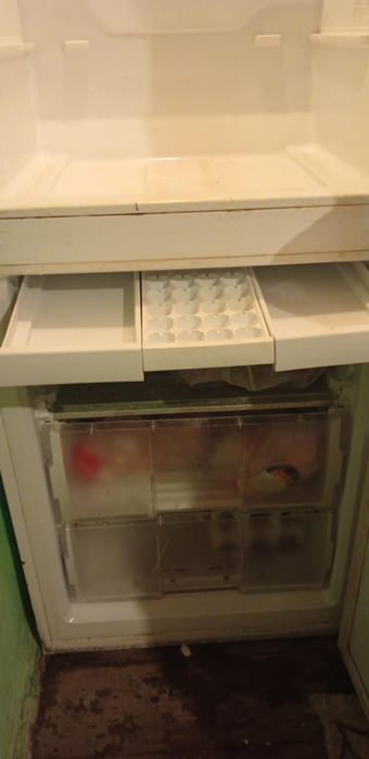 Vând frigider 350 doar că rafturile de sus nu le mai am
