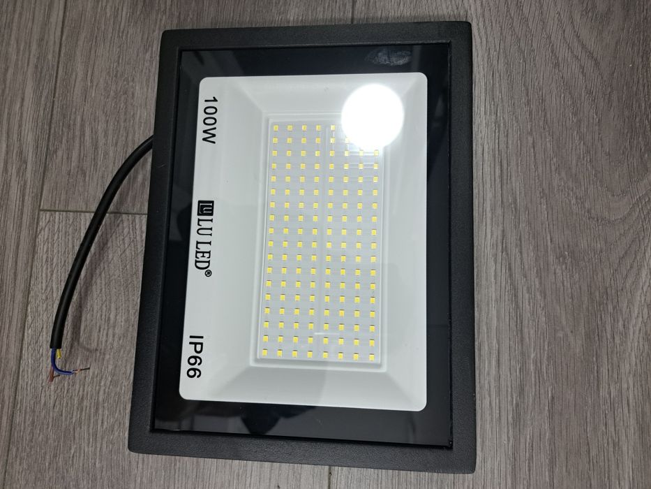 Прожектор  сатамын  . Прожектор   продам .