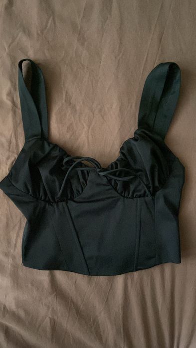 Дамски топове в размер S и XS. В добро състояние ( обличани са рядко).