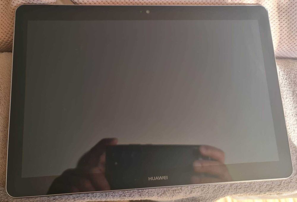 Tableta Huawei model T10 2gb ram 32 gb mem. Int si husa