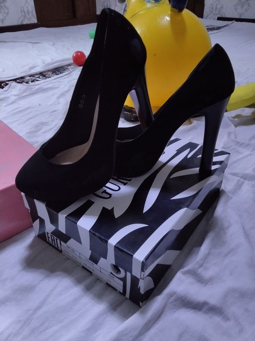 Oyoq kiyim koyne sotiladi