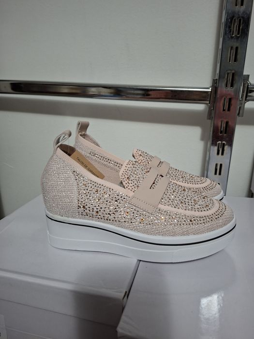 ÎÎncălțăminte de damă cu talpă ortopedică