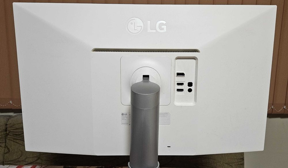 Монитор LG 27UL550-W - 27 инча, IPS матрица