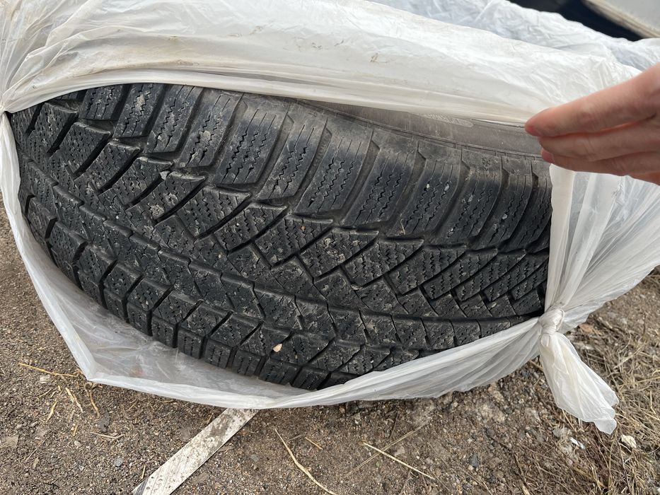 Продам зимний комплект шин Continental