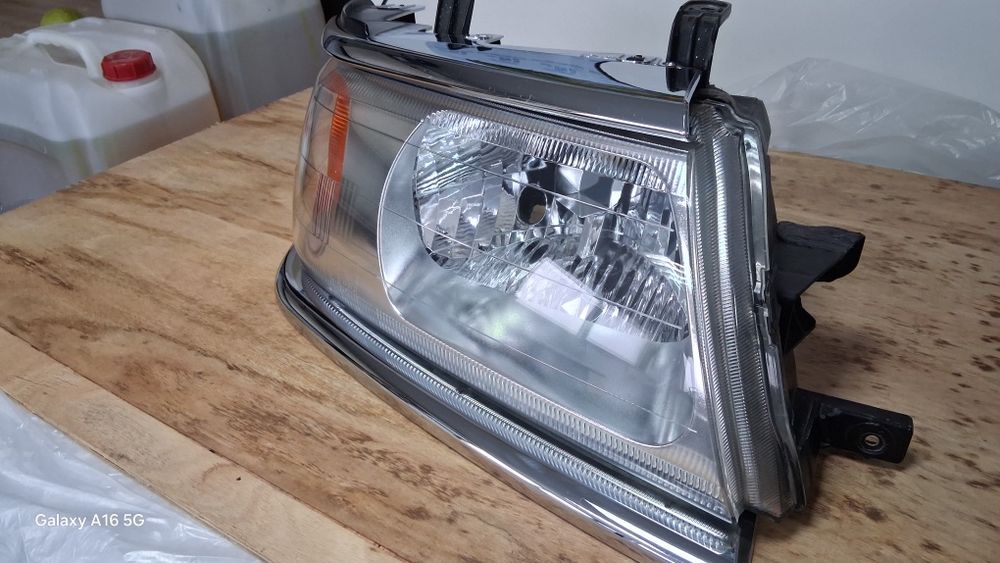 Фар Mitsubishi Pajero sport