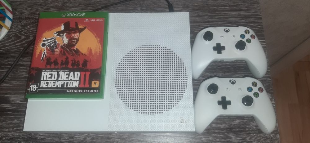 Xbox One S 1TB с двумя геймпадами