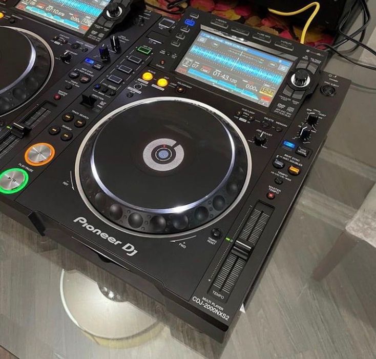 Pioneer CDJ 2000players / flightcases