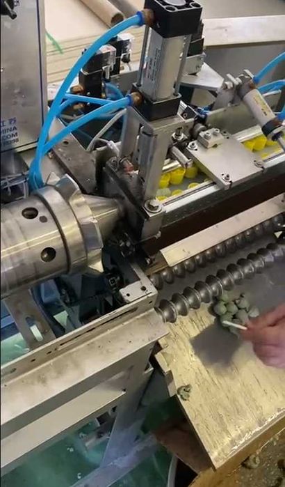 Машина за формоване на топчета от кюспе за риболов и други