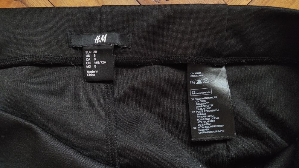 Къса черна пола по тялото