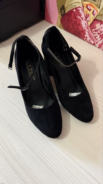 Продам замшевые туфли