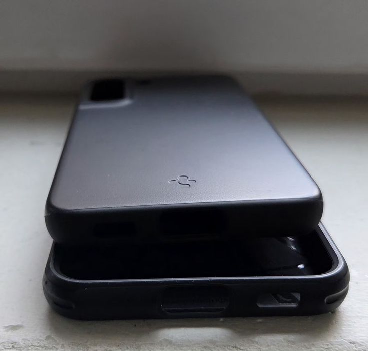Huse Spigen pentru Galaxy S22