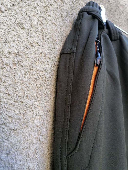 Продавам комфортен зимен зелен мъжки софт шел панталон A. G. P