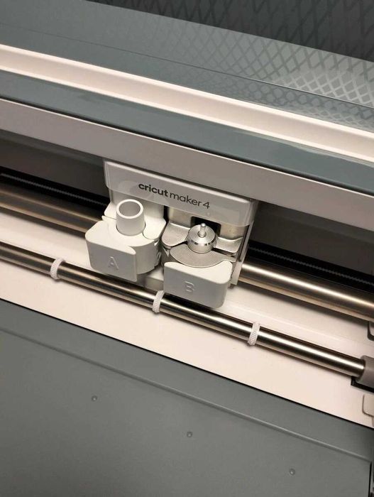 Професионален Режещ плотер CRICUT Maker 4
