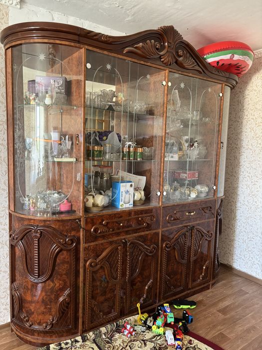 Продаеться Шкаф-сервант