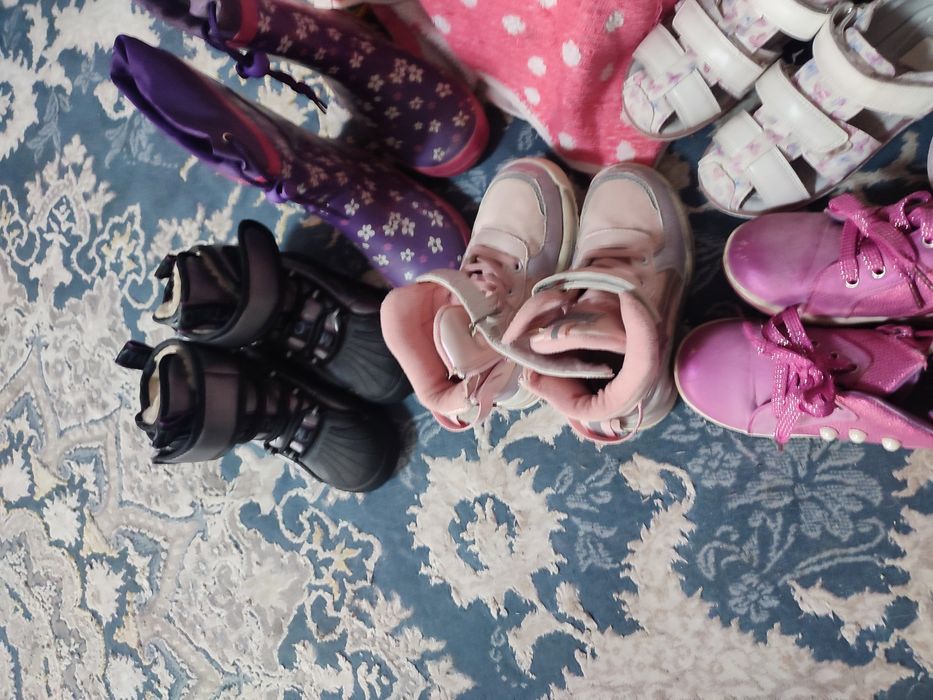 Продам б/у детскую обувь на девочку