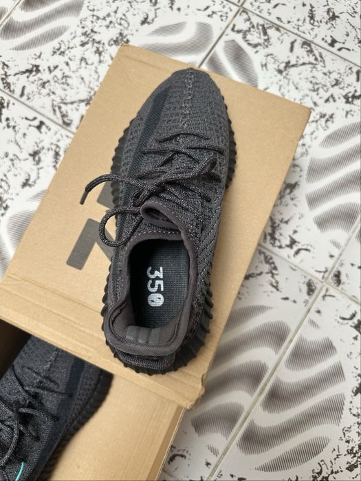 Adidasi yeezy.