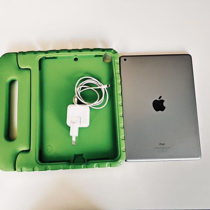 iPad 7Gen, със зарядно и кейс
