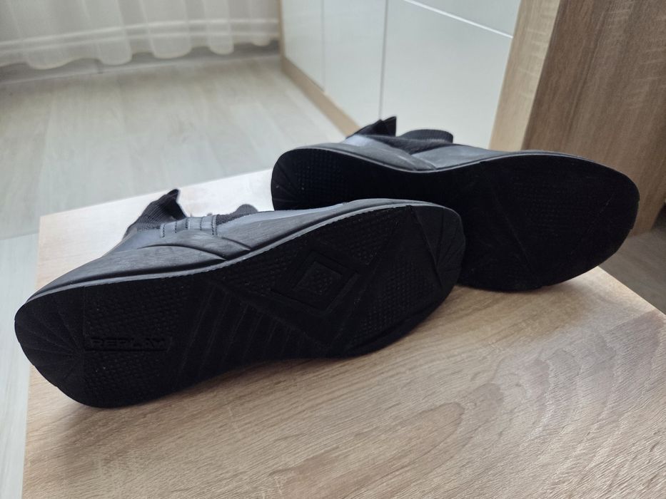 Маратонки NIKE и високи обувки на REPLAY