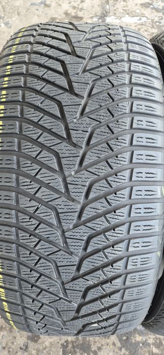 2 anvelope iarna Yokohama 295/40/21.Pretul este pe bucata.